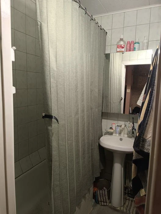 I will sell my own 3-room apartment at Traktorostudivnyky 100