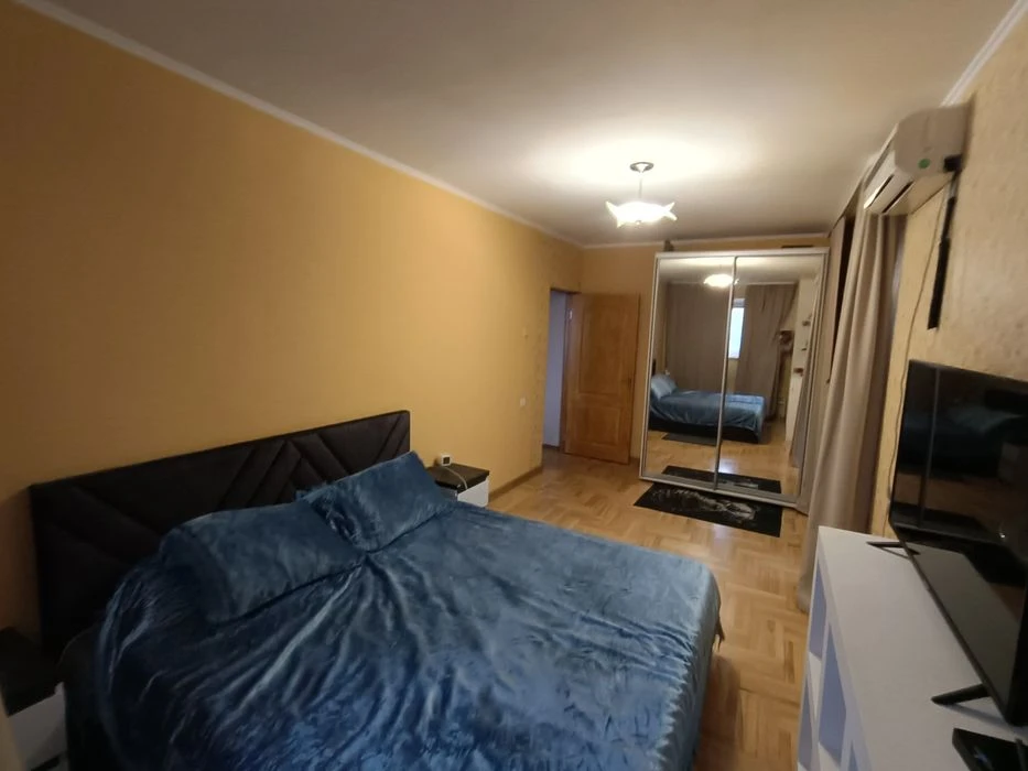 I will sell my own 3-room apartment at Traktorostudivnyky 100