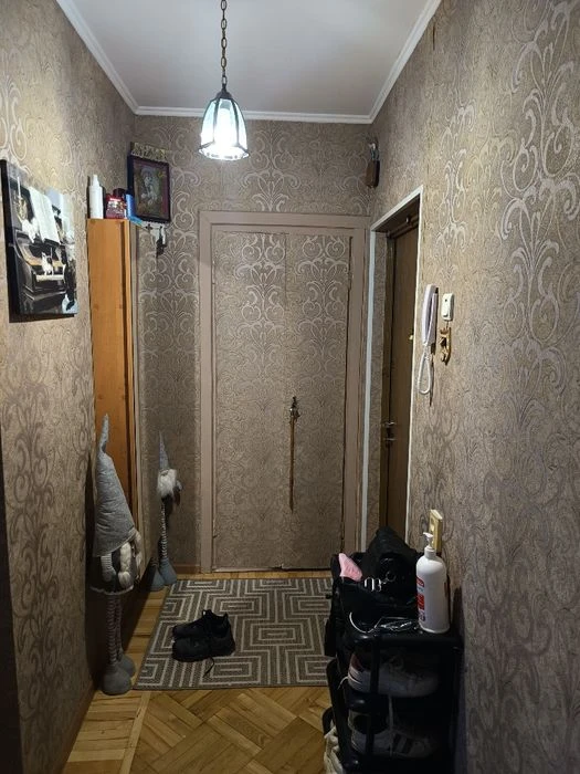 I will sell my own 3-room apartment at Traktorostudivnyky 100