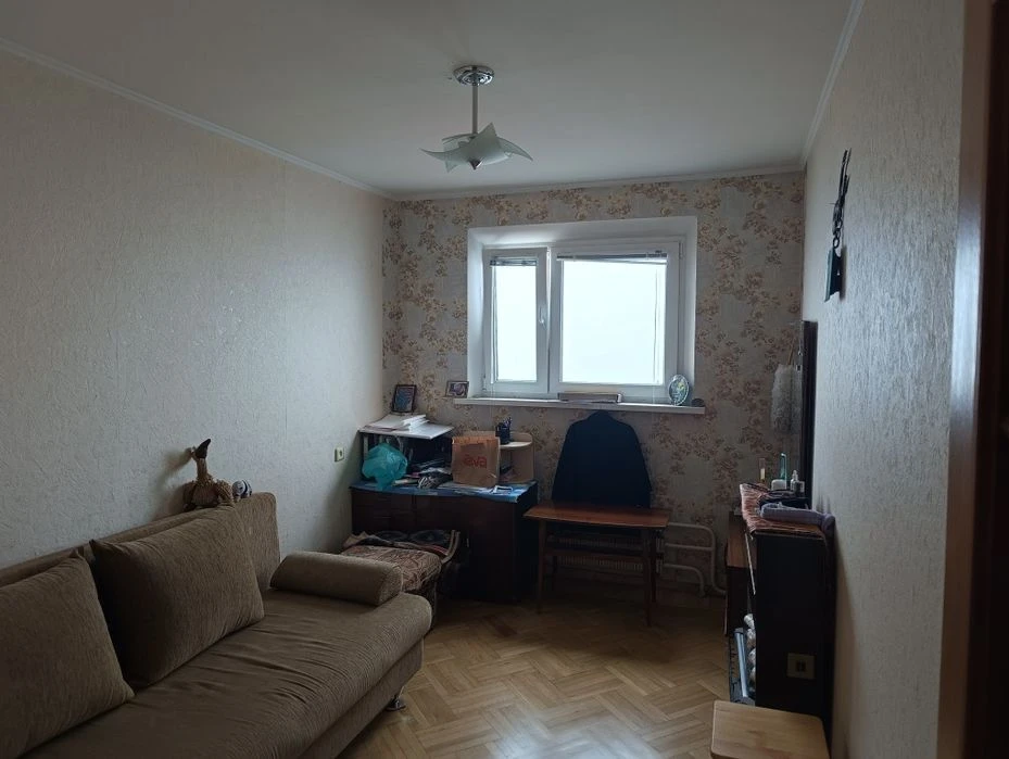 I will sell my own 3-room apartment at Traktorostudivnyky 100
