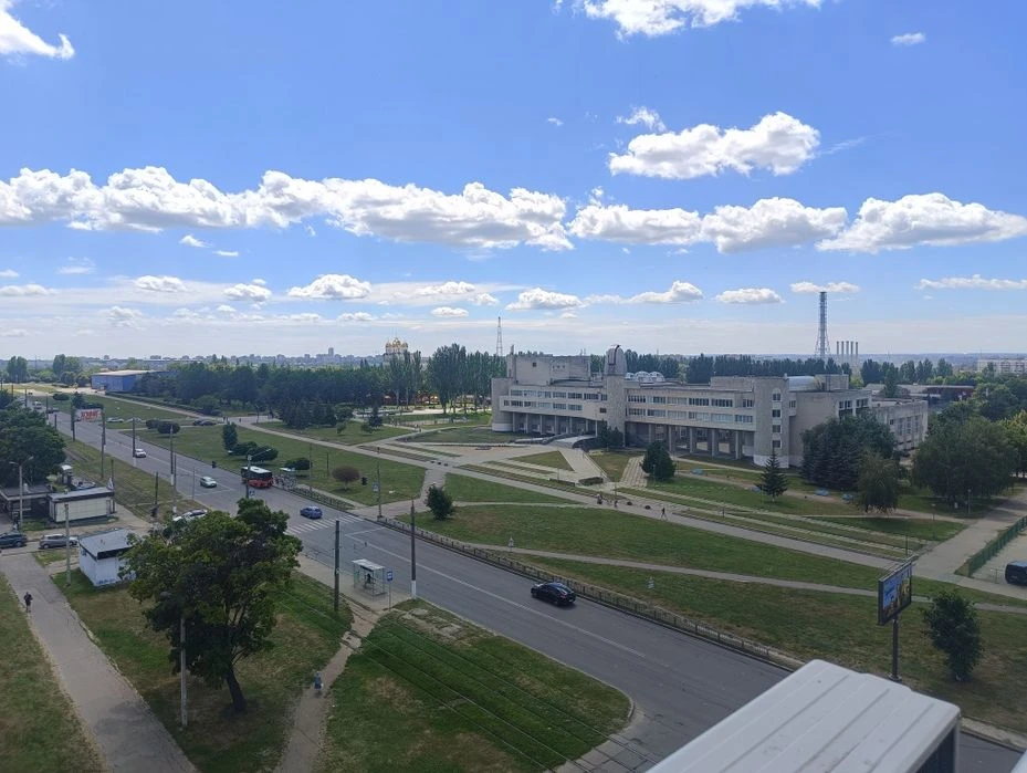 I will sell my own 3-room apartment at Traktorostudivnyky 100
