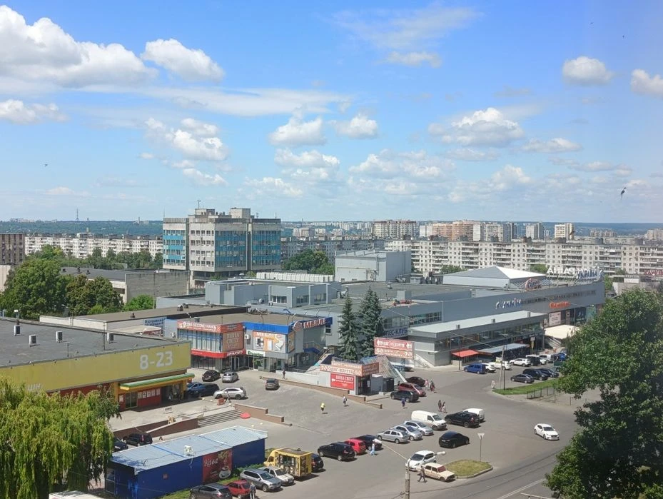 I will sell my own 3-room apartment at Traktorostudivnyky 100