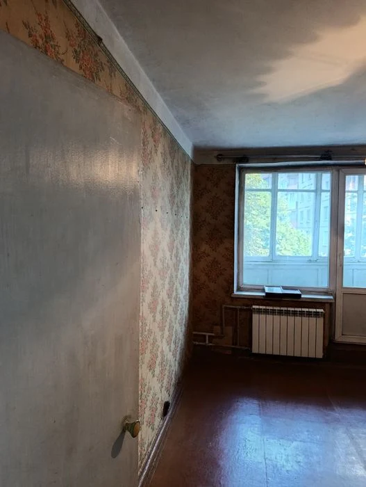Three-room apartment for sale in the Ukraine shopping center.