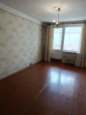 Three-room apartment for sale in the Ukraine shopping center.