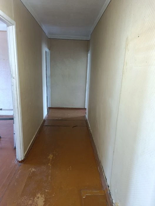 Three-room apartment for sale in the Ukraine shopping center.