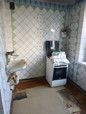 Three-room apartment for sale in the Ukraine shopping center.