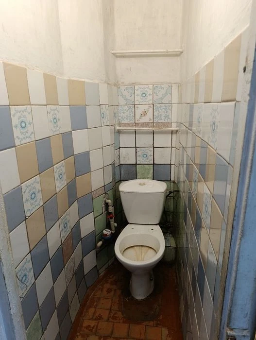 Three-room apartment for sale in the Ukraine shopping center.
