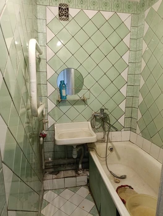 Three-room apartment for sale in the Ukraine shopping center.