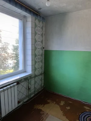 Three-room apartment for sale in the Ukraine shopping center.