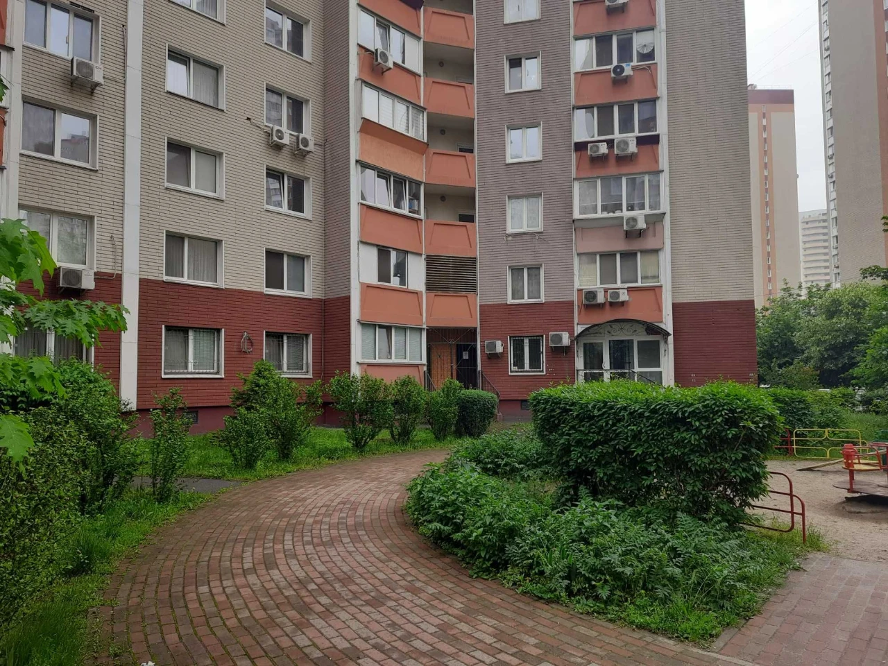Урлівська 34, фасад, 1 поверх 100кв.м, продаж квартири.