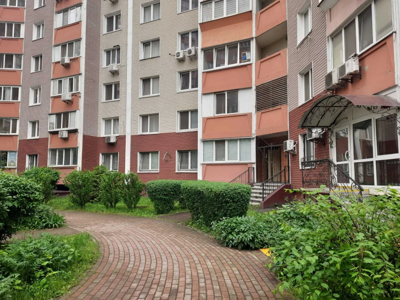 Урлівська 34, фасад, 1 поверх 100кв.м, продаж квартири.