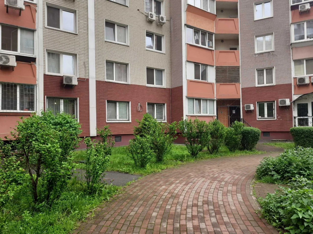 Урлівська 34, фасад, 1 поверх 100кв.м, продаж квартири.