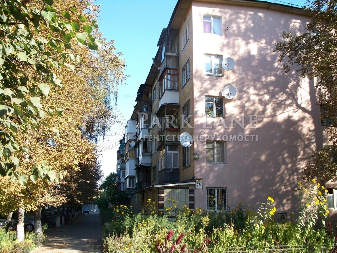 Продаж квартири вул. Салютна 27а в Києві / W-7475618