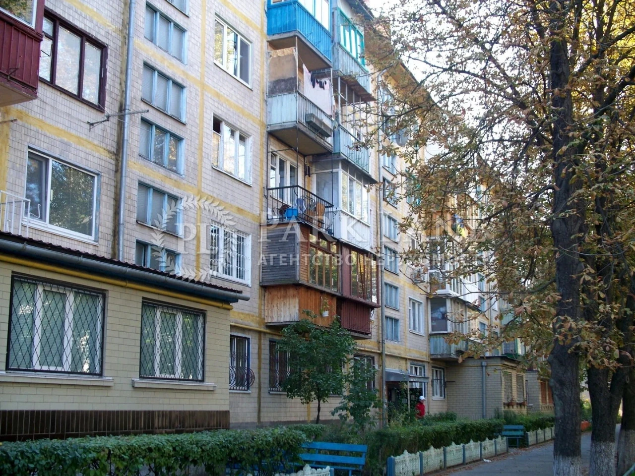Продаж квартири вул. Салютна 27а в Києві / W-7475618