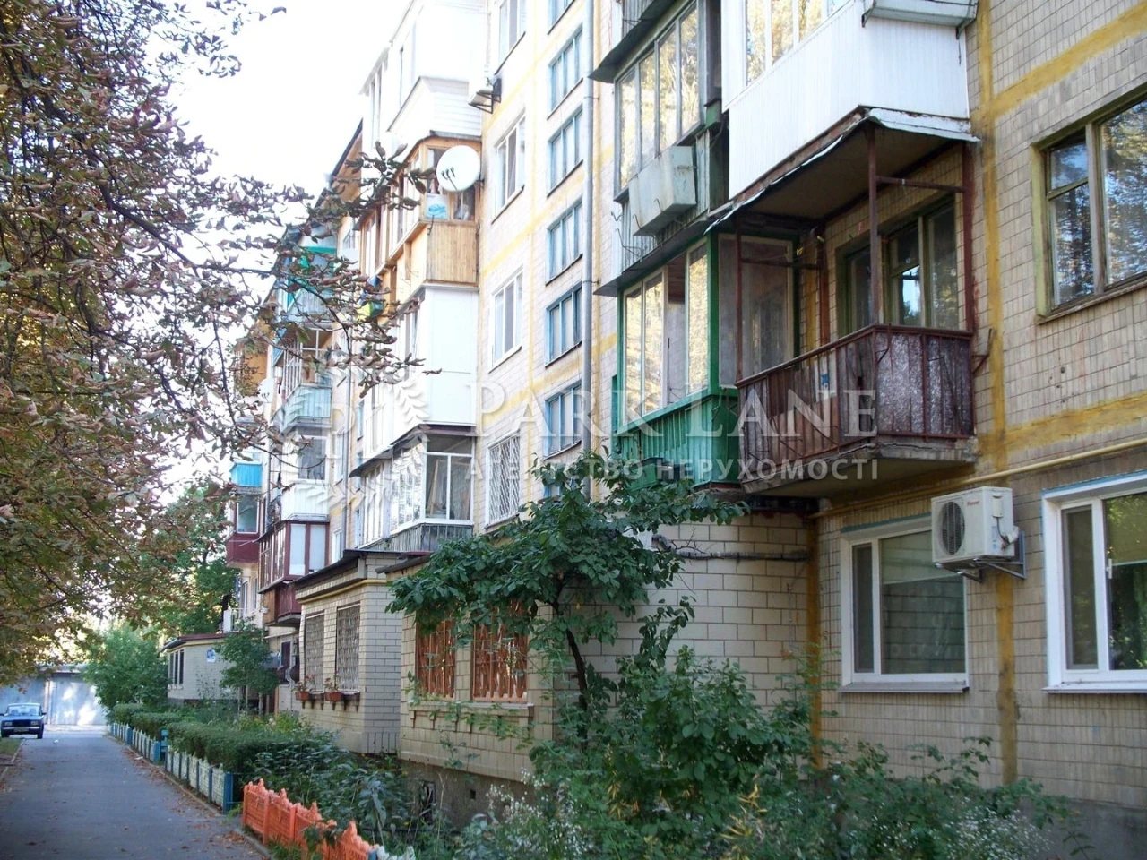 Продаж квартири вул. Салютна 27а в Києві / W-7475618