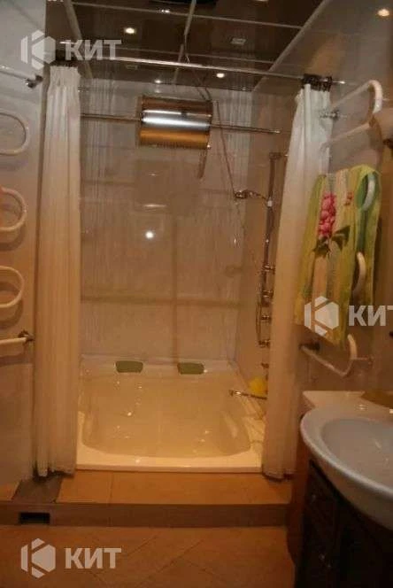 2к.100м2, Центр, м. Повстання (Восстания, Защитников Украины