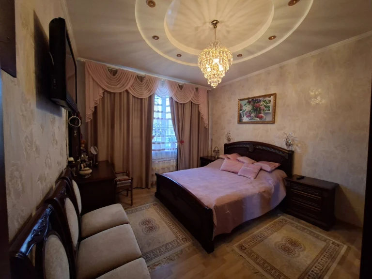 Продам 3-кімнатну квартиру з капітальним ремонтом біля метро