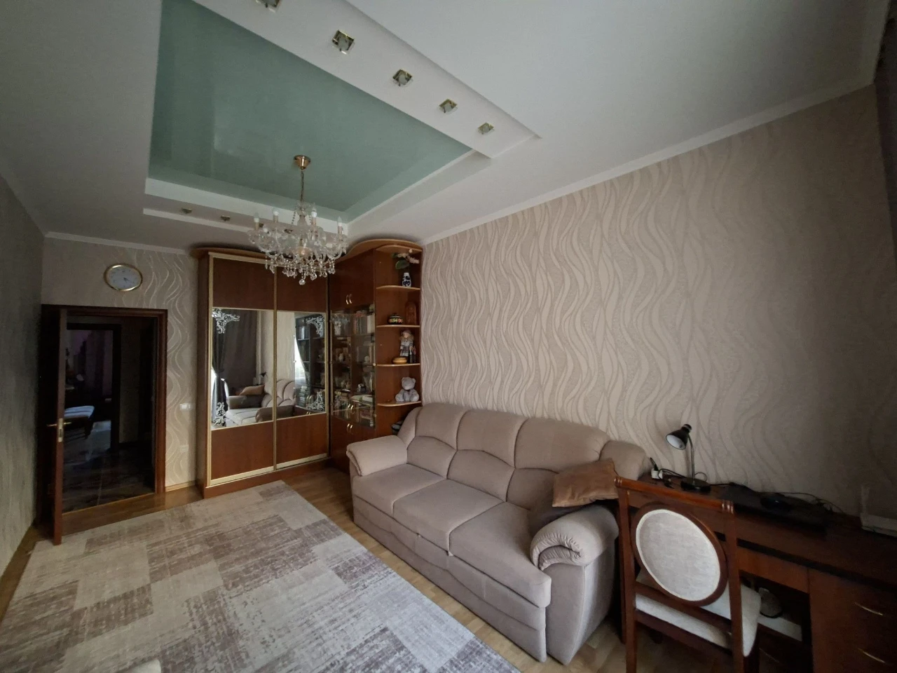 Продам 3-кімнатну квартиру з капітальним ремонтом біля метро