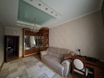 Продам 3-кімнатну квартиру з капітальним ремонтом біля метро