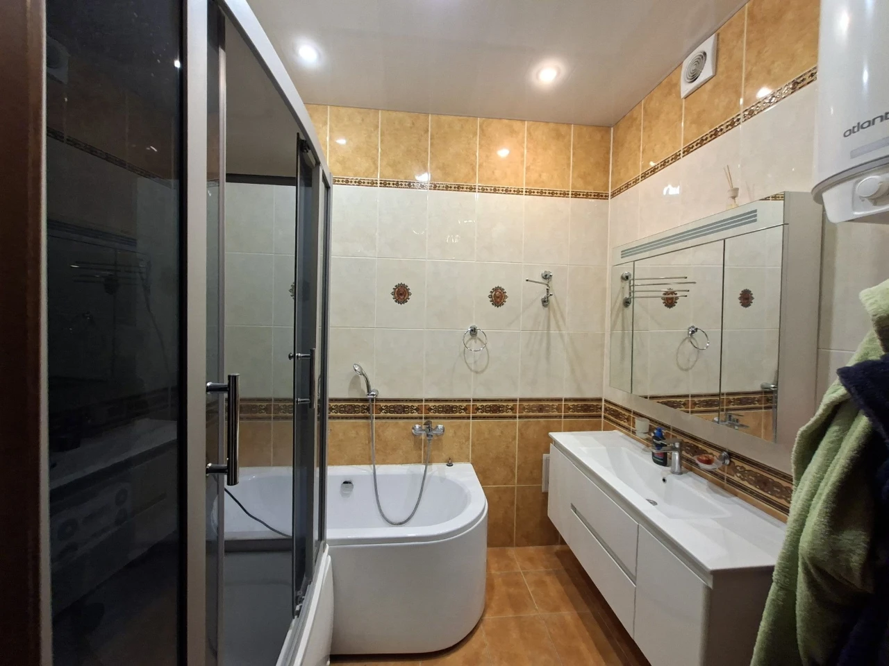 Продам 3-кімнатну квартиру з капітальним ремонтом біля метро