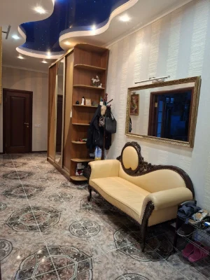 Продам 3-кімнатну квартиру з капітальним ремонтом біля метро