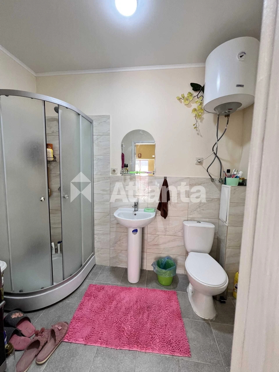 Apartment with renovation, furniture, appliances and a private yard!