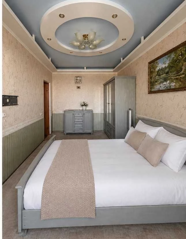 For sale: 3-room apartment with renovation and furniture.