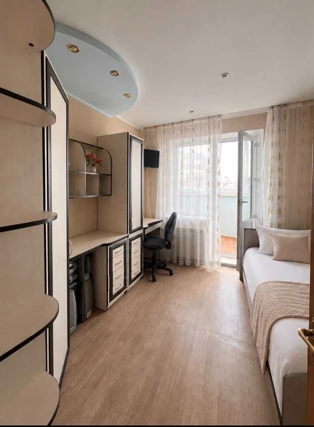 For sale: 3-room apartment with renovation and furniture.