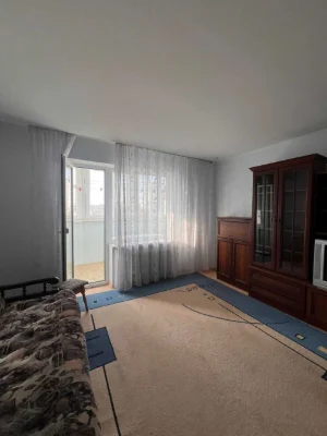 For sale: 3-room apartment with renovation and furniture.