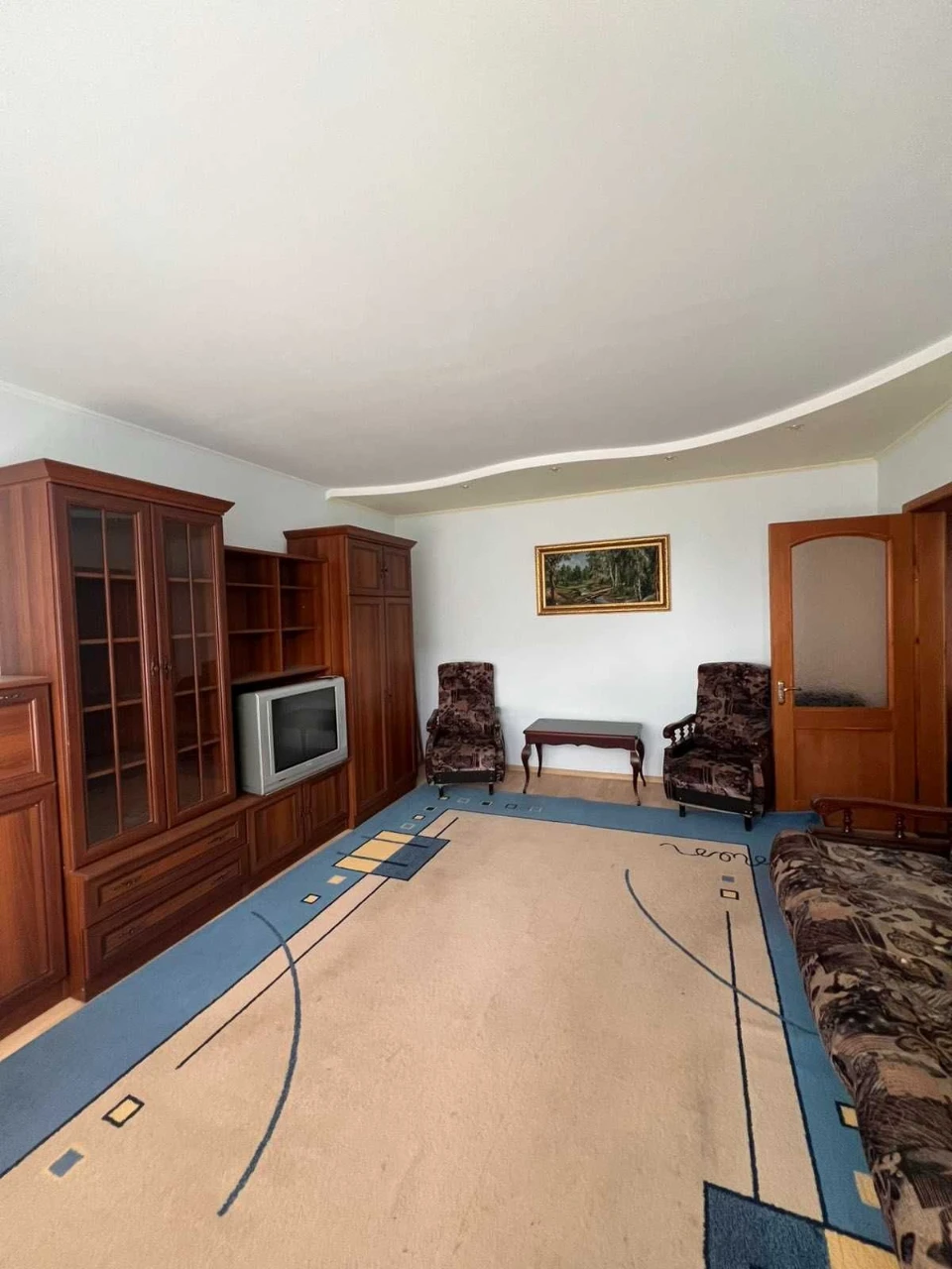 For sale: 3-room apartment with renovation and furniture.