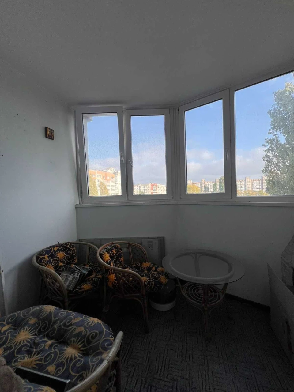 For sale: 3-room apartment with renovation and furniture.