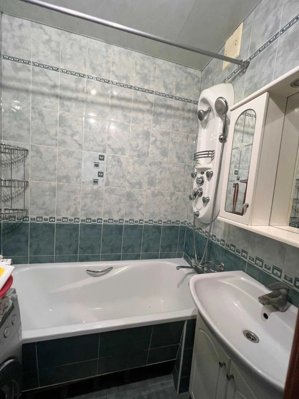 For sale: 3-room apartment with renovation and furniture.