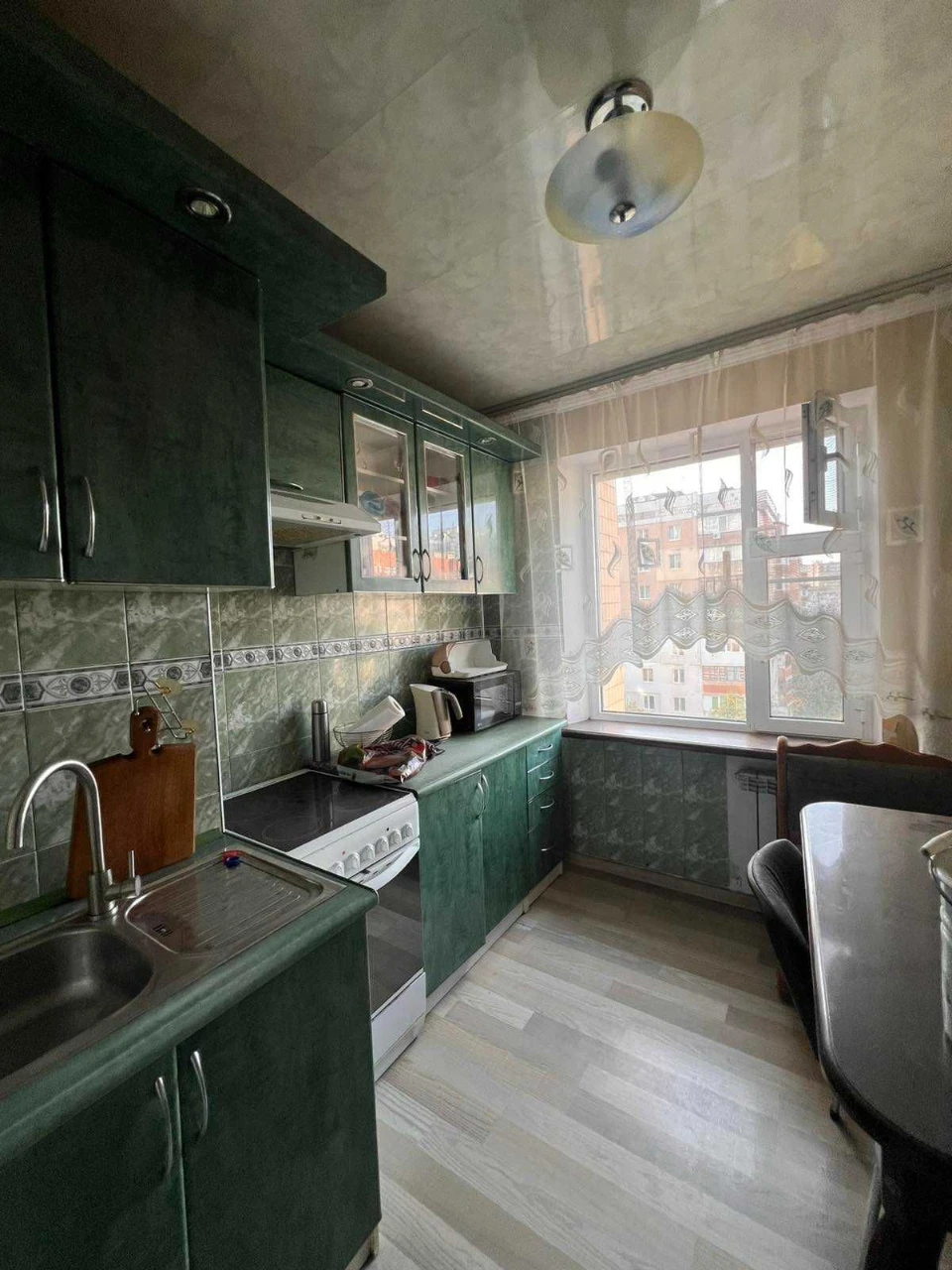 For sale: 3-room apartment with renovation and furniture.