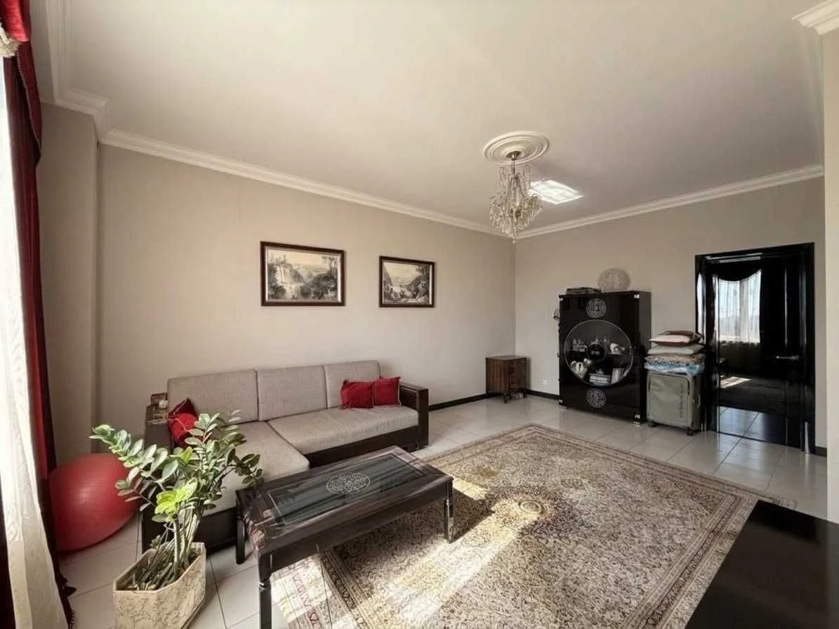 One-Bedroom Apartment in a New Building with Renovation