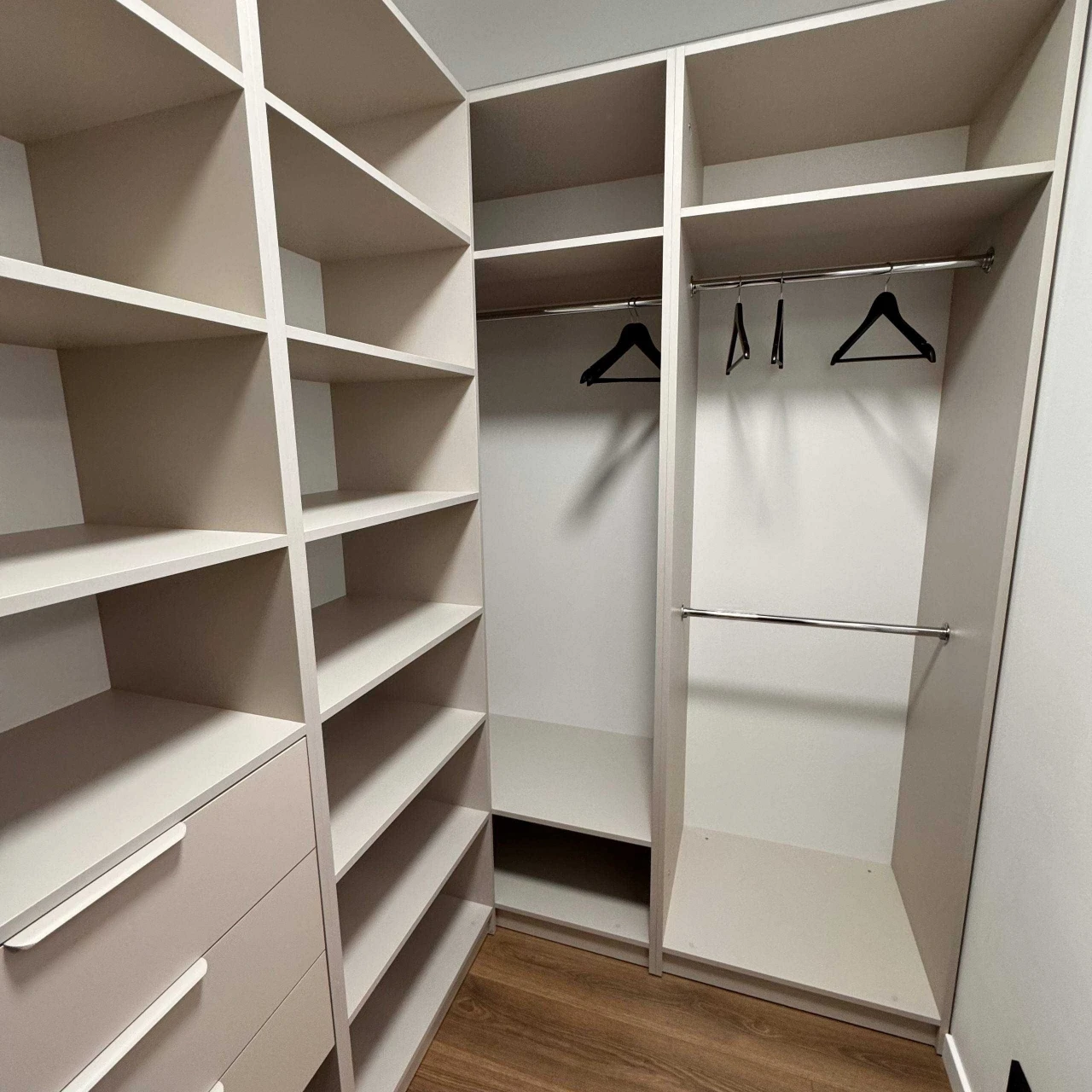 Sale of a designer 2-room apartment in the MANHATTAN residential complex | 60 sq m