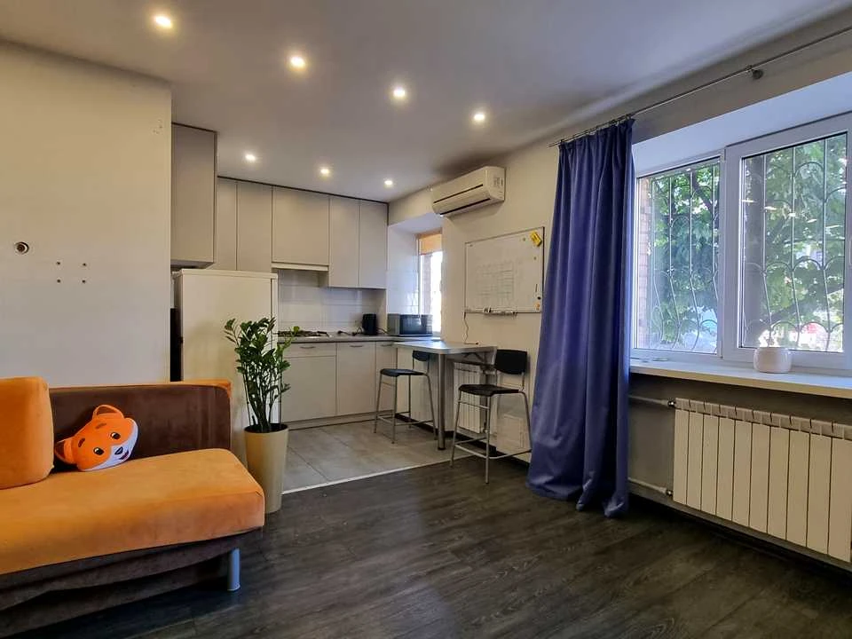 Apartment. Kyiv, Kostyantinivska Street