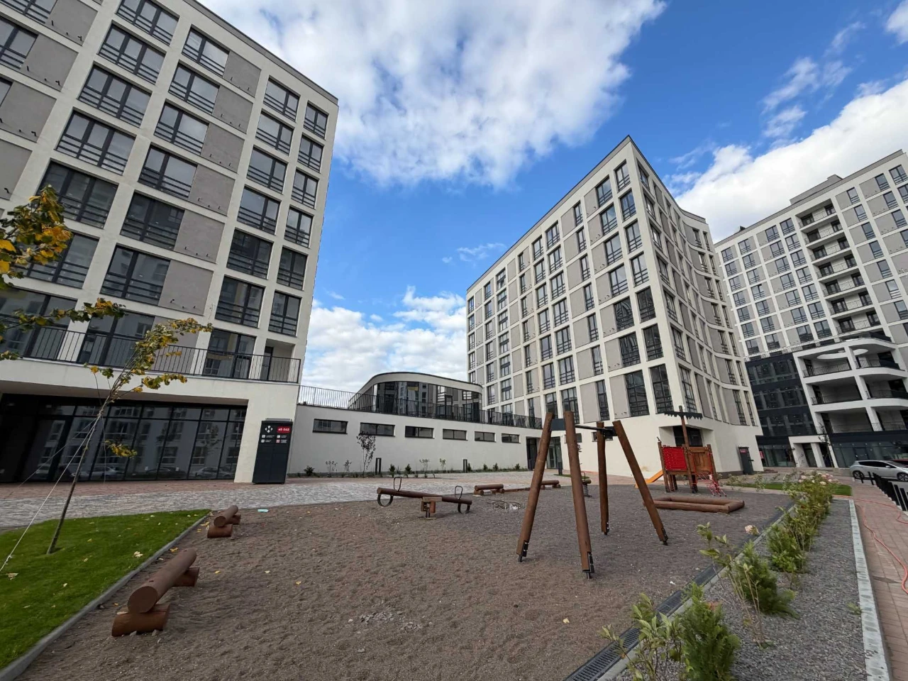 Sale of 3-room 98 sq.m apartment in the "Schengen" residential complex on Zalesnitska Street