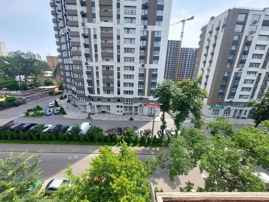 One-room apartment for sale on Lvivska Street 12