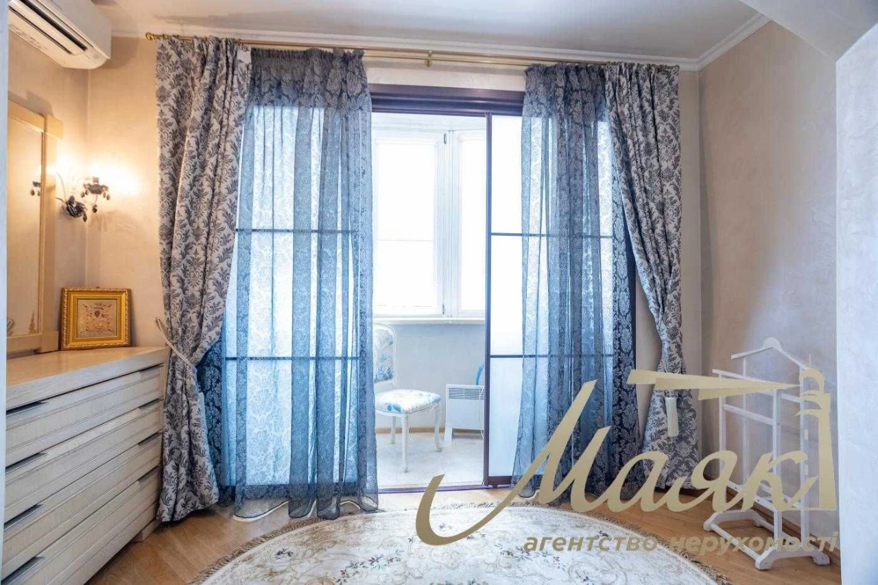 Продається 3-кімнатна квартира 121 м² на вулиці Левка Лук'яненка, біля метро «Мінська»