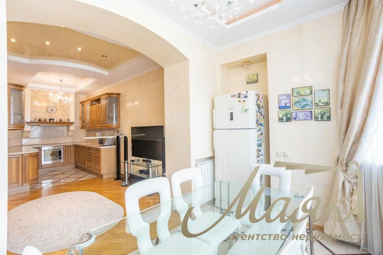 Продається 3-кімнатна квартира 121 м² на вулиці Левка Лук'яненка, біля метро «Мінська»