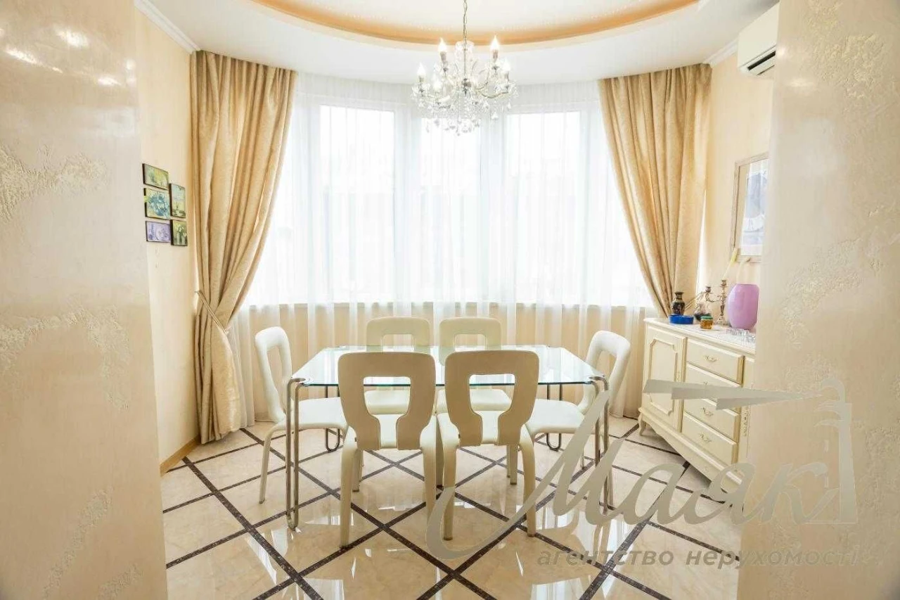Продається 3-кімнатна квартира 121 м² на вулиці Левка Лук'яненка, біля метро «Мінська»