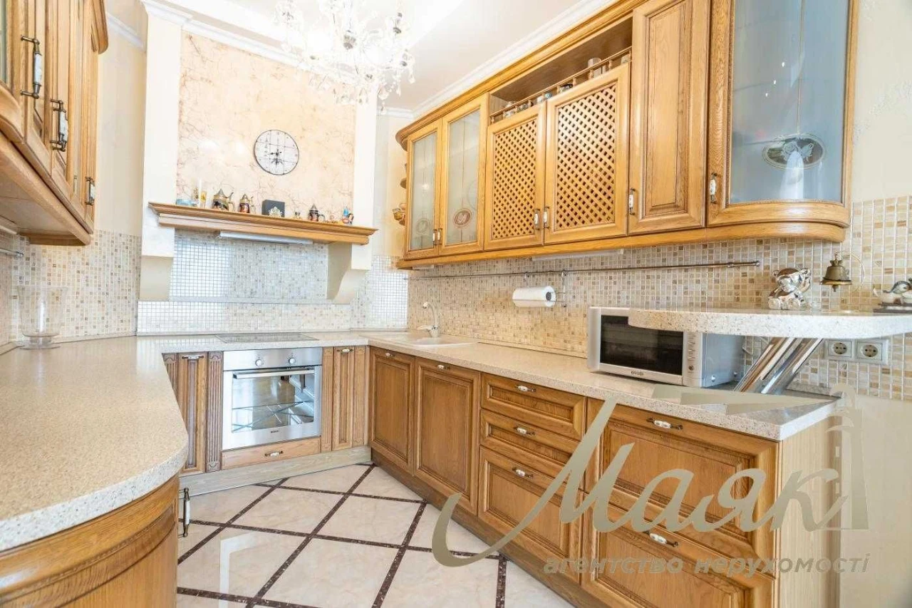 Продається 3-кімнатна квартира 121 м² на вулиці Левка Лук'яненка, біля метро «Мінська»