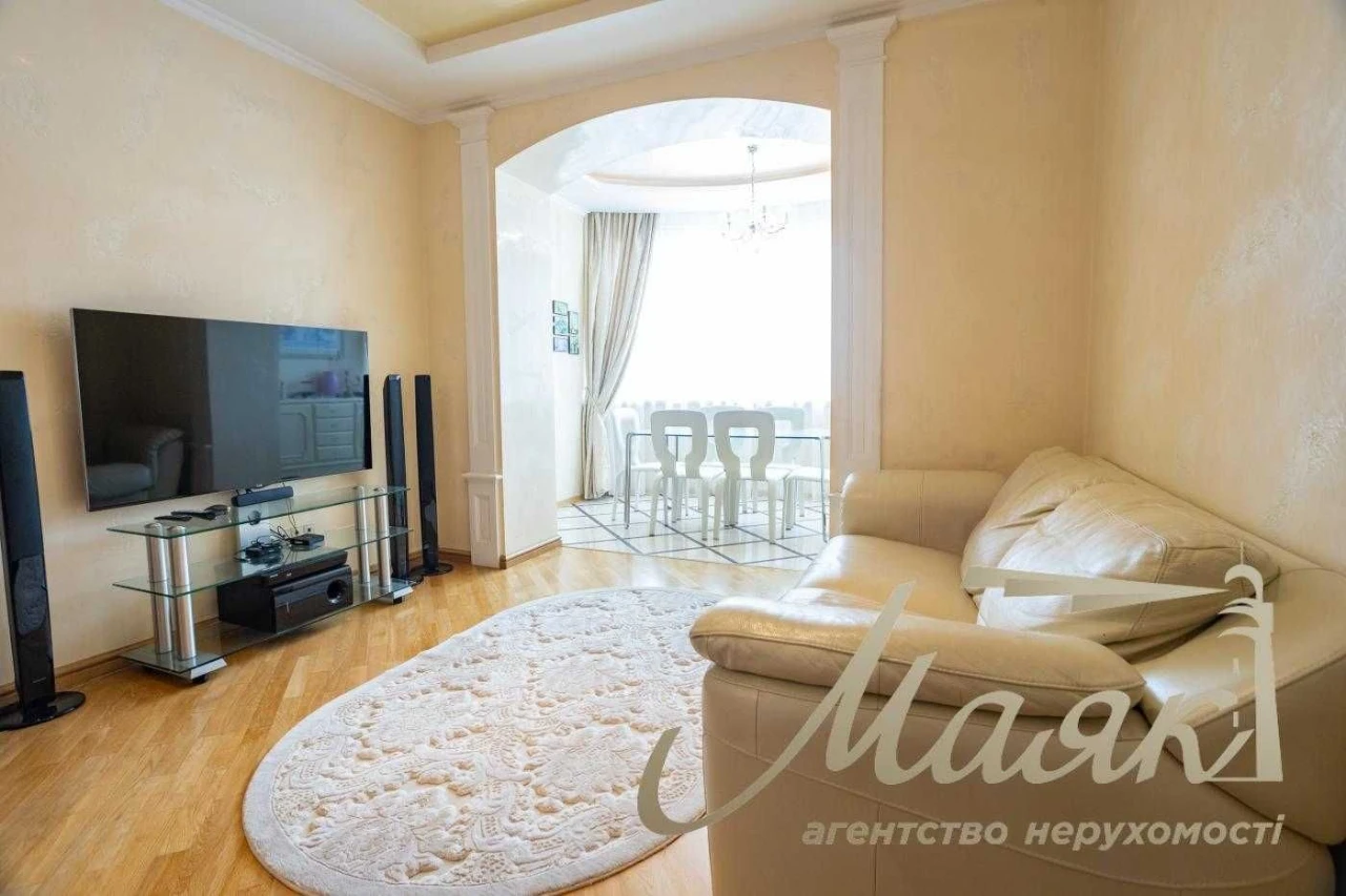 Продається 3-кімнатна квартира 121 м² на вулиці Левка Лук'яненка, біля метро «Мінська»
