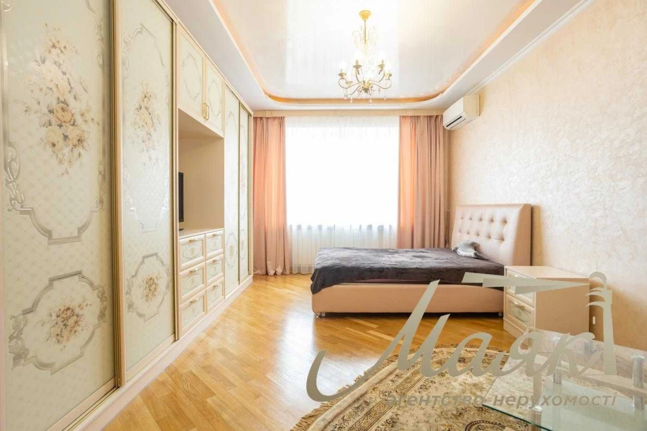 Продається 3-кімнатна квартира 121 м² на вулиці Левка Лук'яненка, біля метро «Мінська»