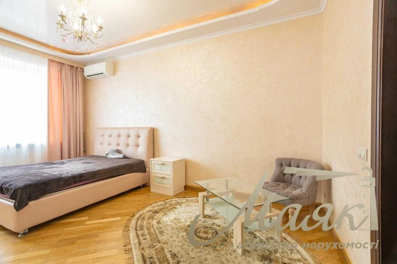 Продається 3-кімнатна квартира 121 м² на вулиці Левка Лук'яненка, біля метро «Мінська»