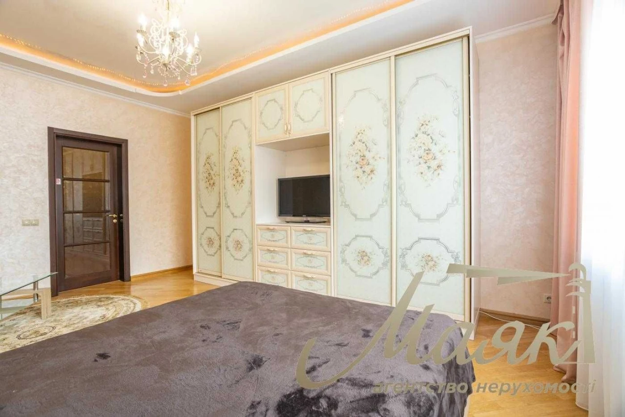 Продається 3-кімнатна квартира 121 м² на вулиці Левка Лук'яненка, біля метро «Мінська»