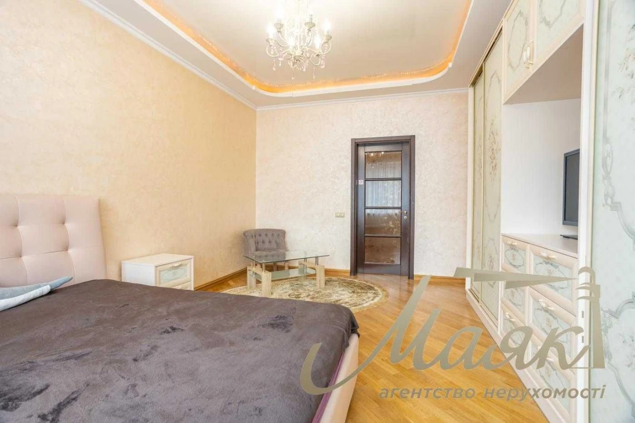 Продається 3-кімнатна квартира 121 м² на вулиці Левка Лук'яненка, біля метро «Мінська»