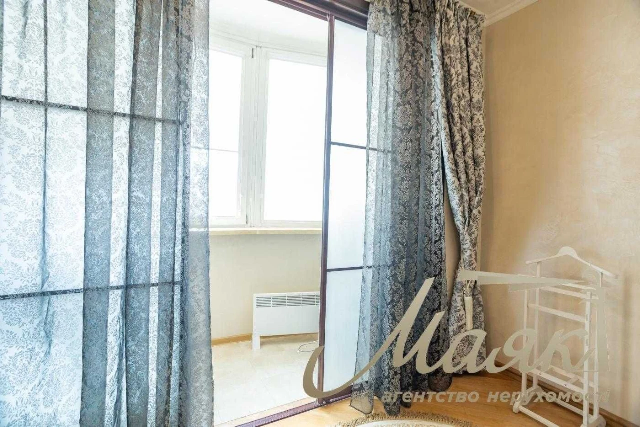 Продається 3-кімнатна квартира 121 м² на вулиці Левка Лук'яненка, біля метро «Мінська»