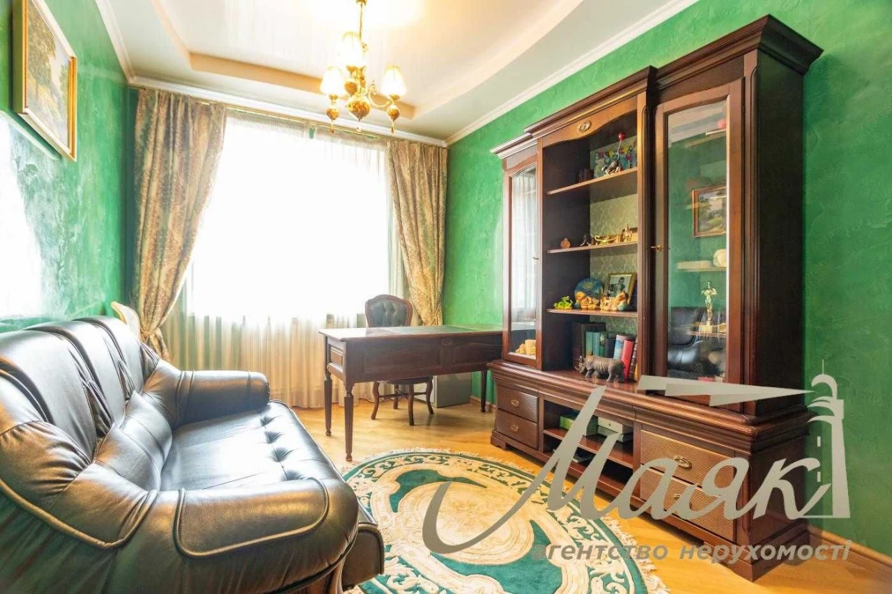 Продається 3-кімнатна квартира 121 м² на вулиці Левка Лук'яненка, біля метро «Мінська»