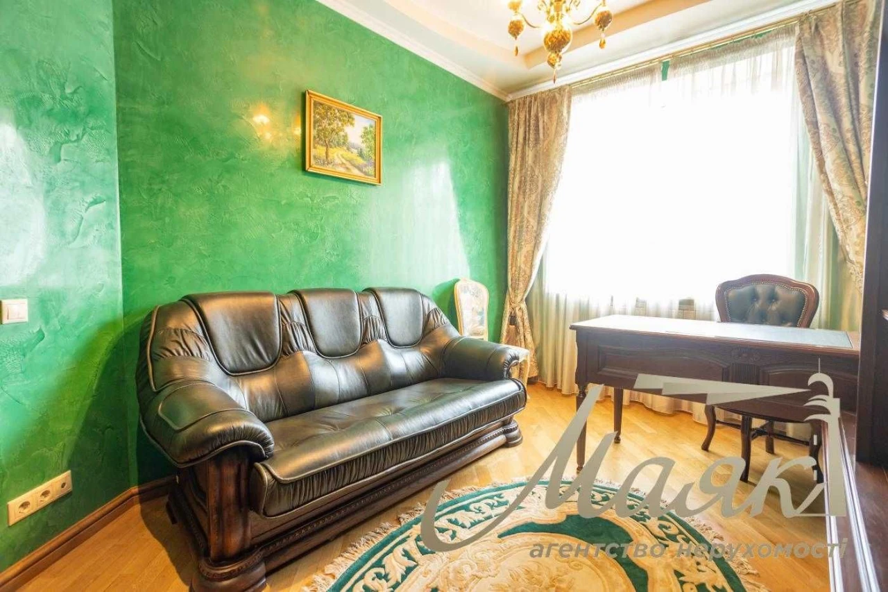 Продається 3-кімнатна квартира 121 м² на вулиці Левка Лук'яненка, біля метро «Мінська»